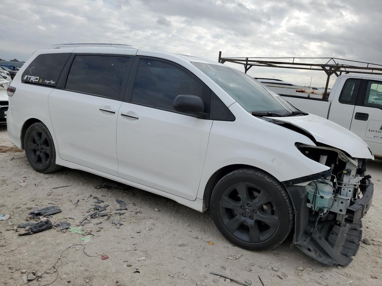 2016 Toyota Sienna Se - Фото 4
