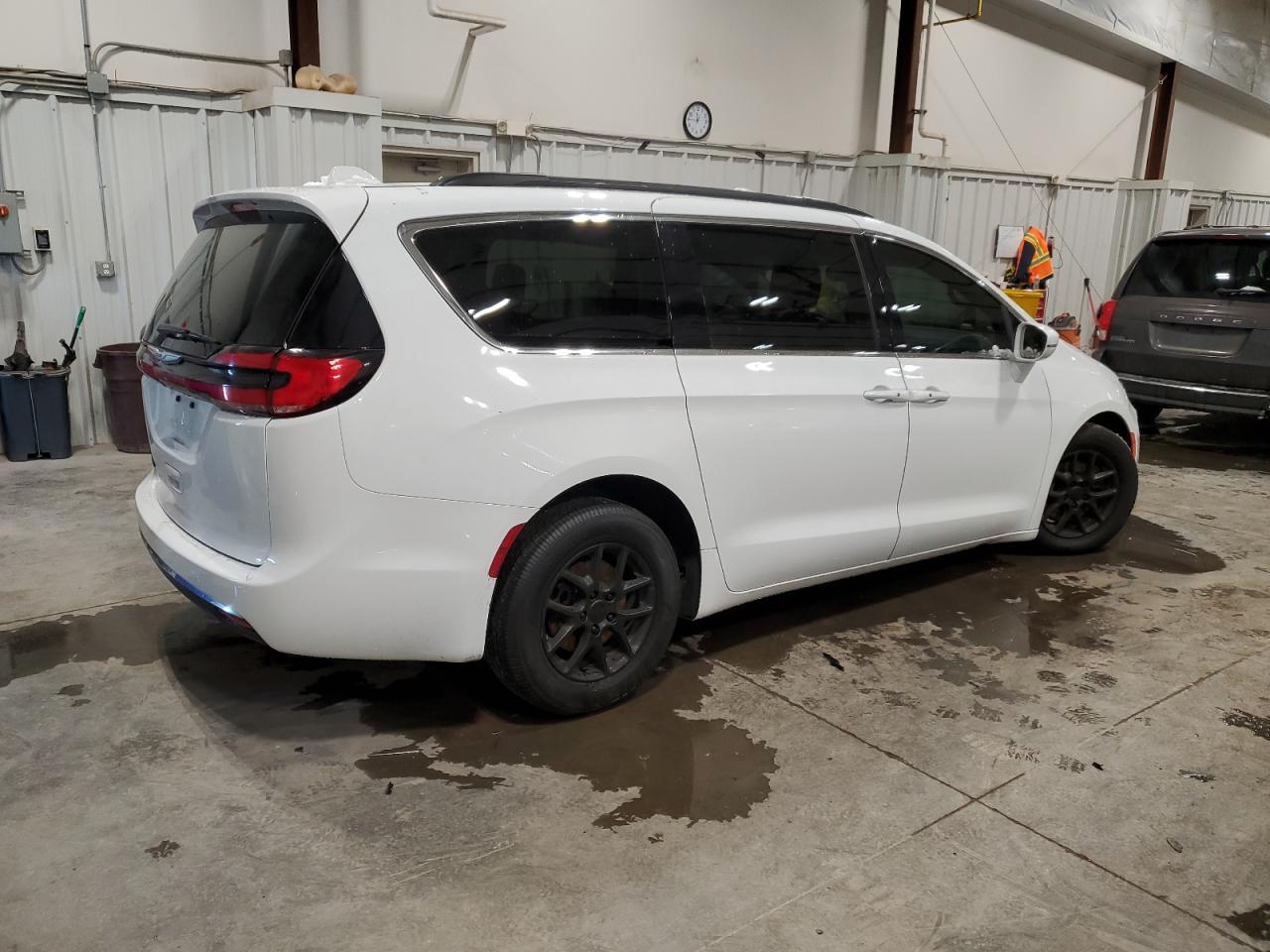2022 Chrysler Pacifica Touring L - Image 3