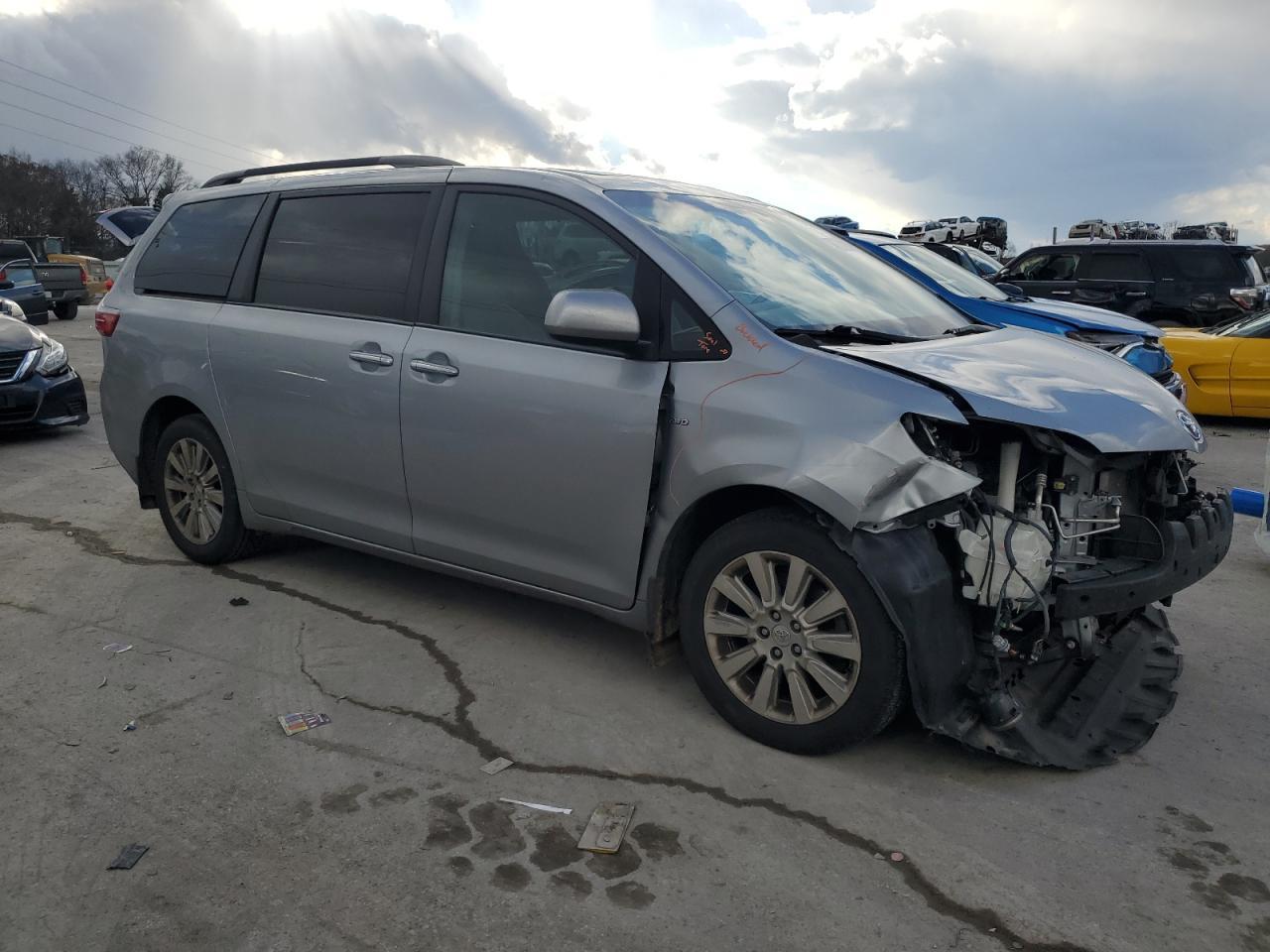 2016 Toyota Sienna Xle - Фото 4