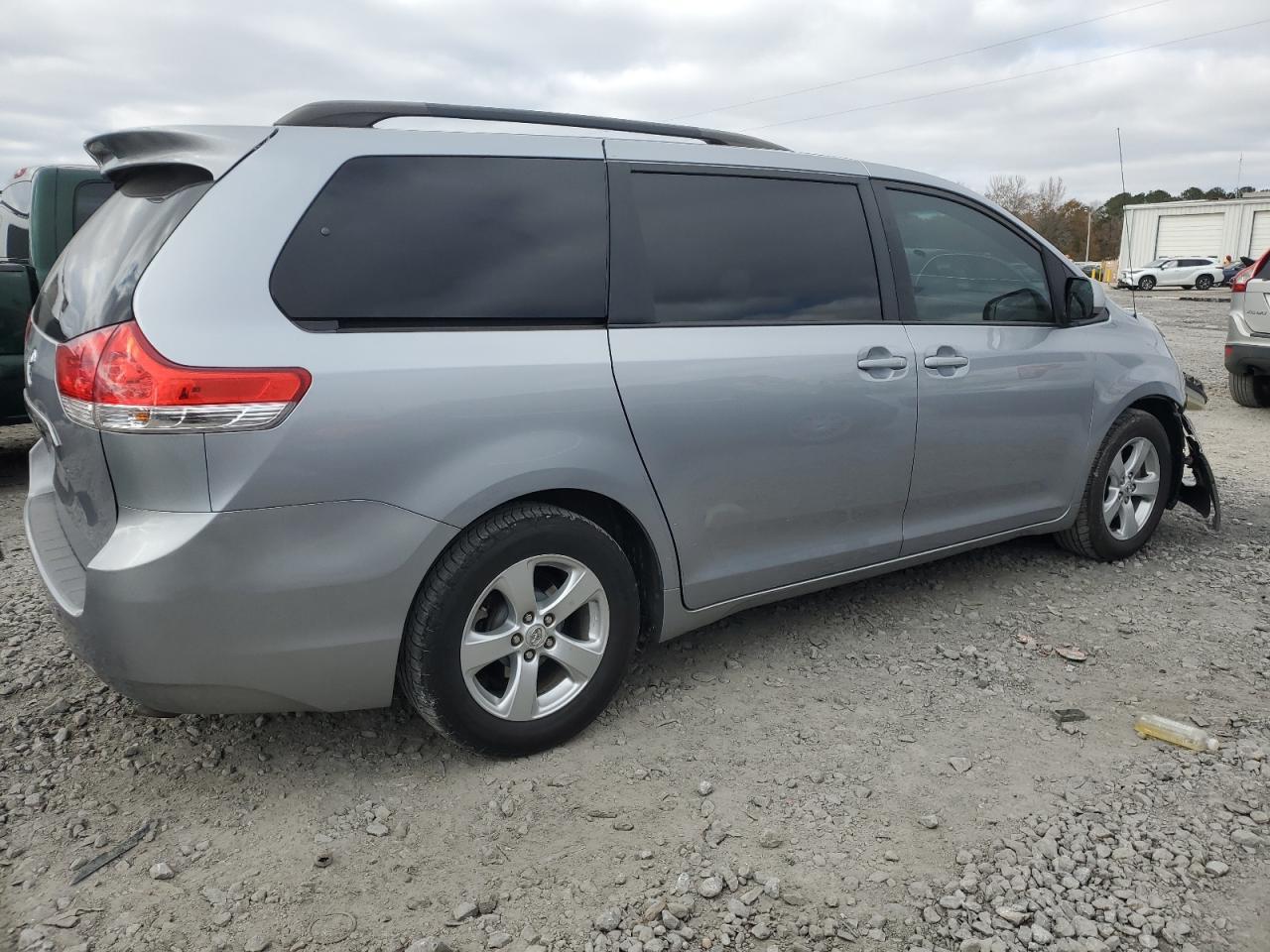 2011 Toyota Sienna Le - Фото 3