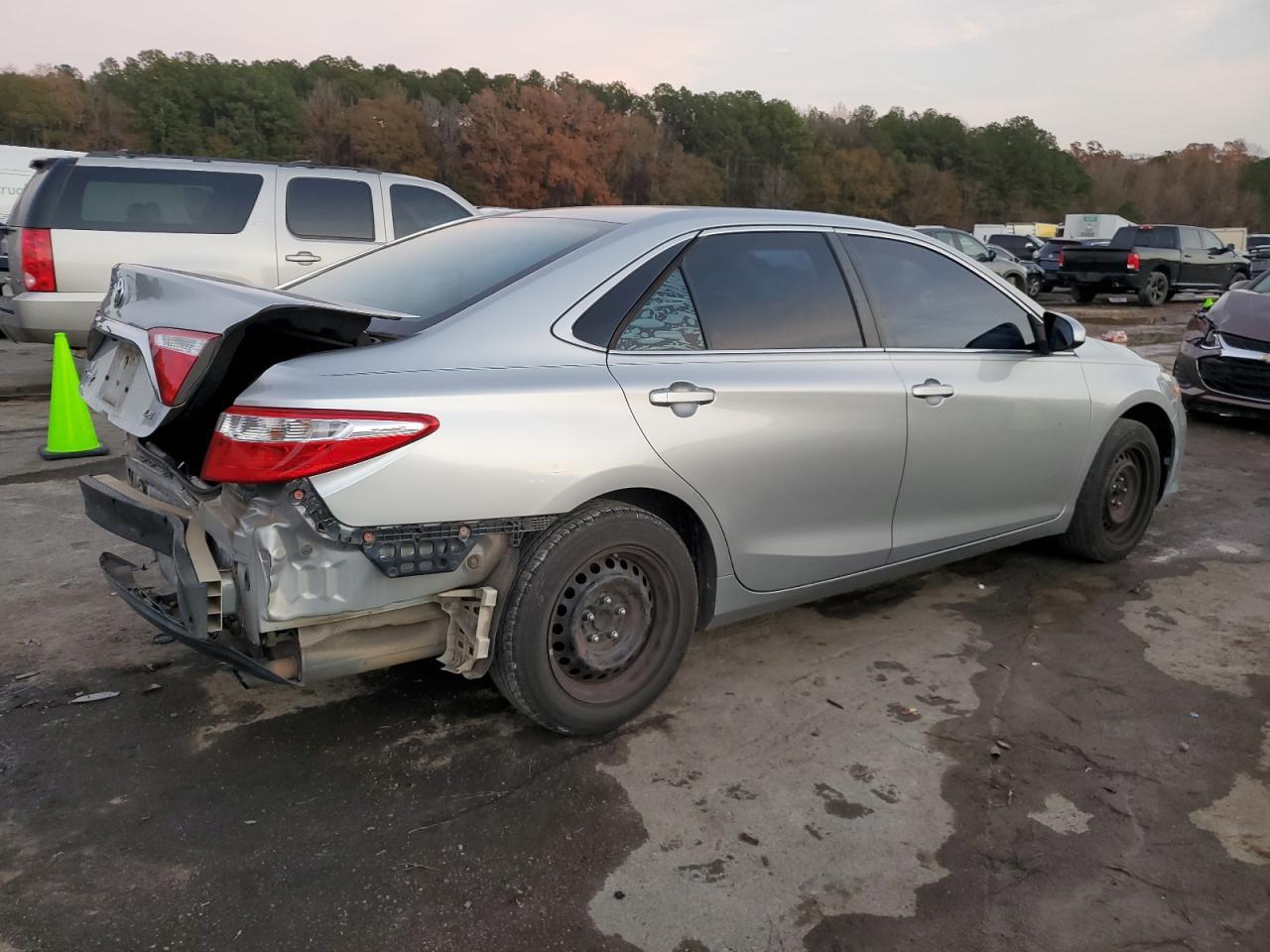 2016 Toyota Camry Le - Фото 3