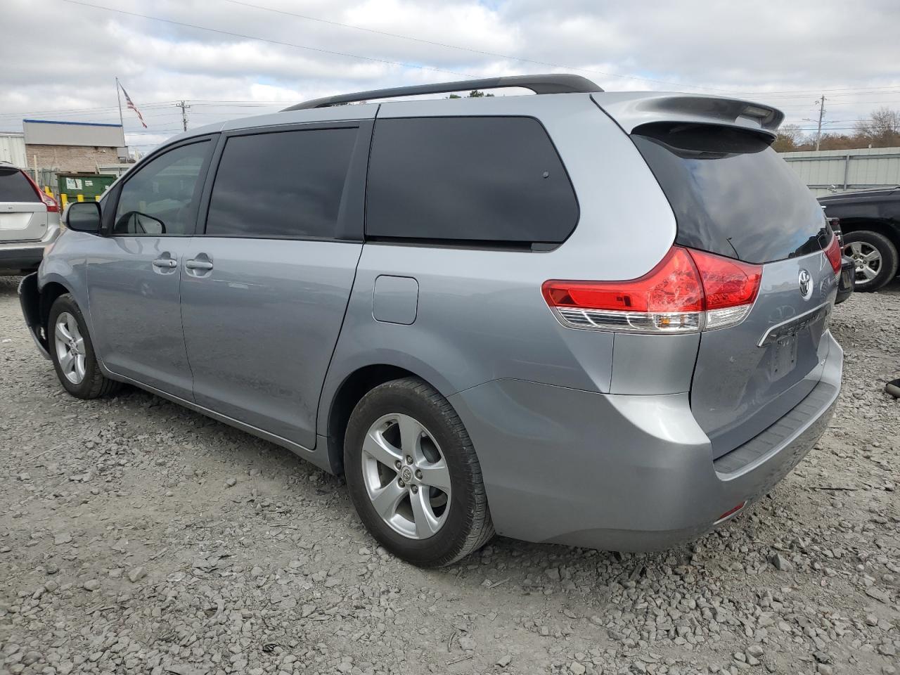 2011 Toyota Sienna Le - Фото 2
