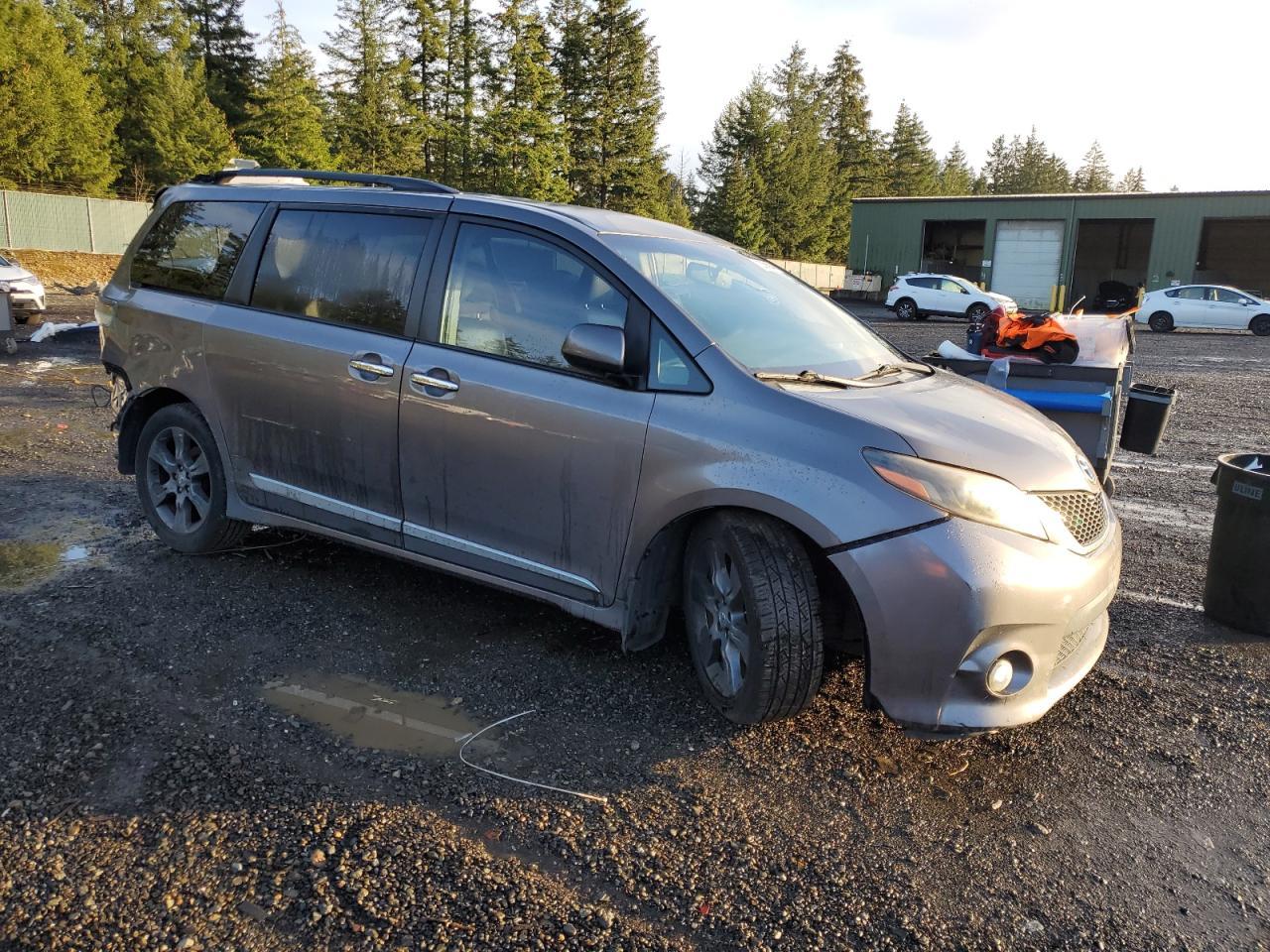 2016 Toyota Sienna Se - Фото 4