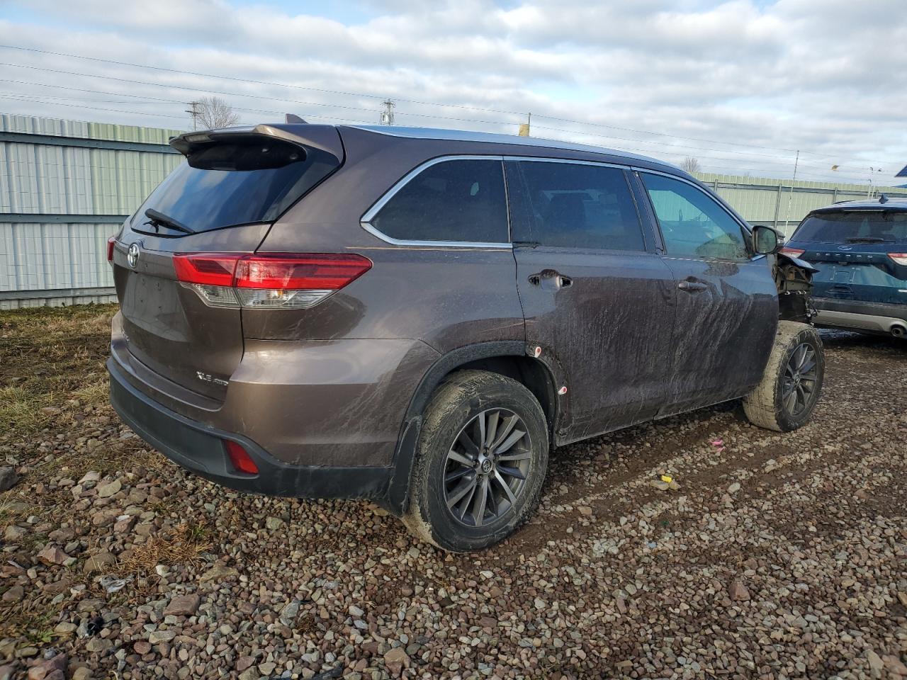 2017 Toyota Highlander Se - Фото 3