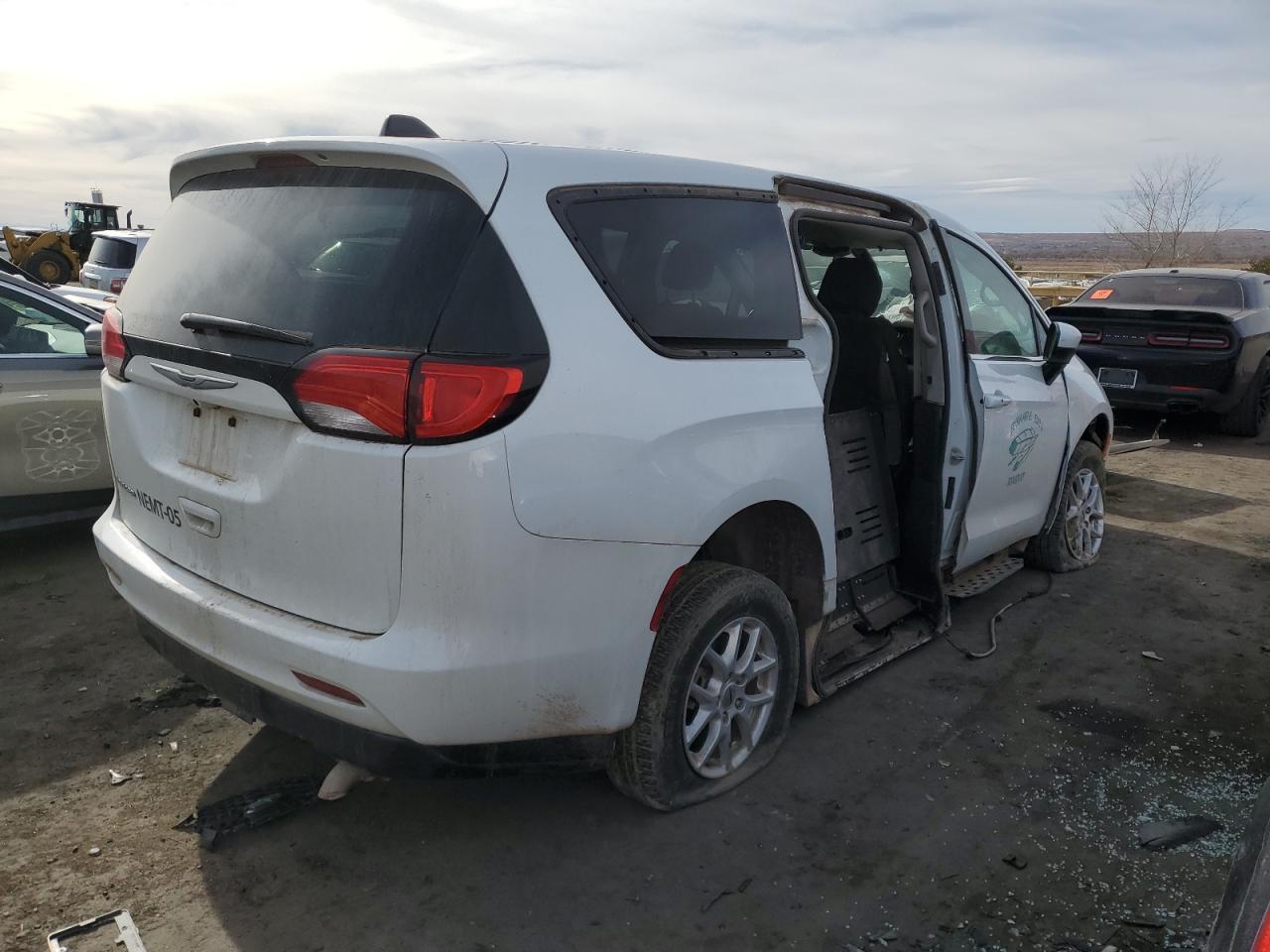 2022 Chrysler Voyager Lx - Фото 3