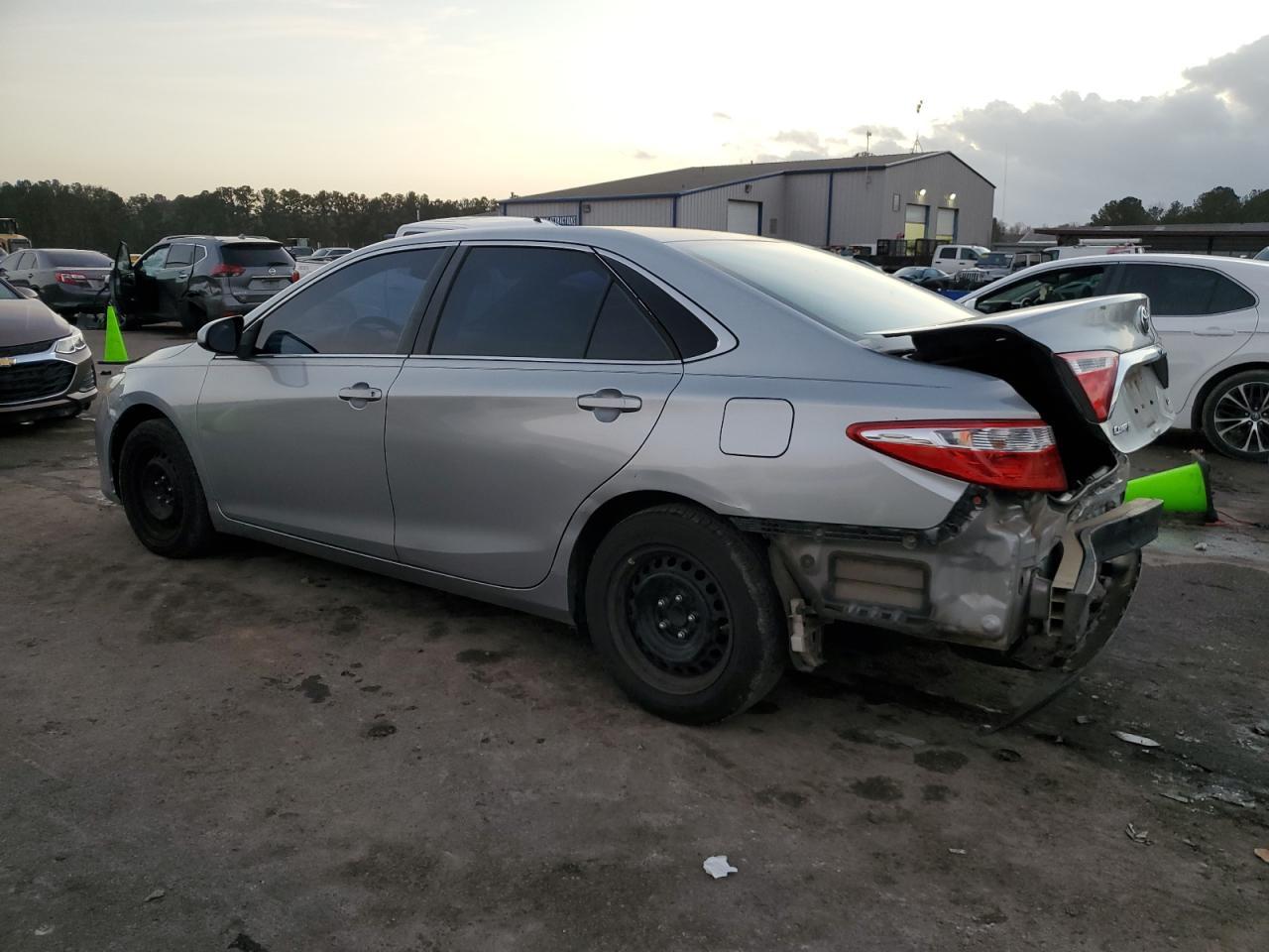 2016 Toyota Camry Le - Фото 2