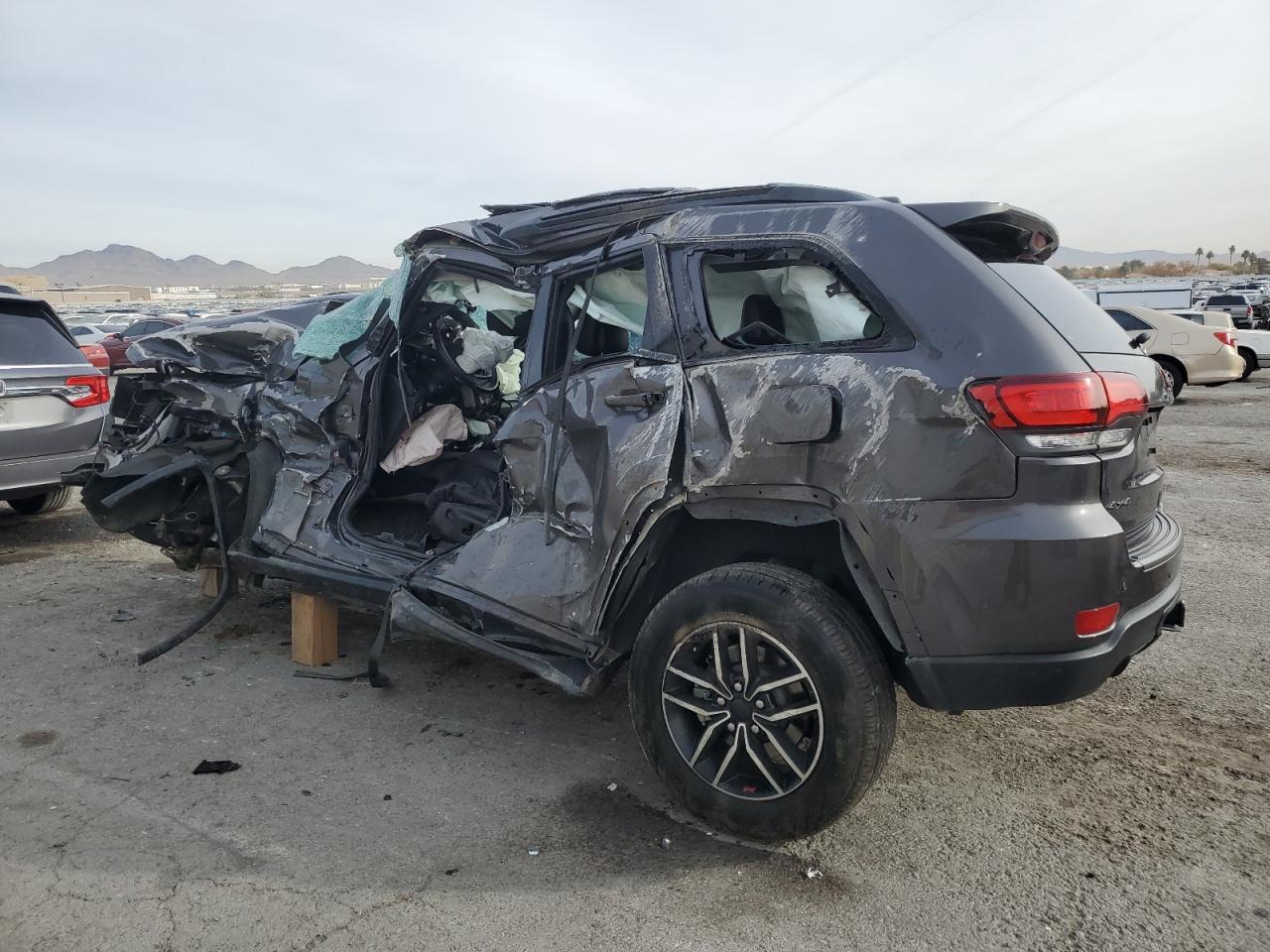 2021 Jeep Grand Cherokee Trailhawk - Фото 2
