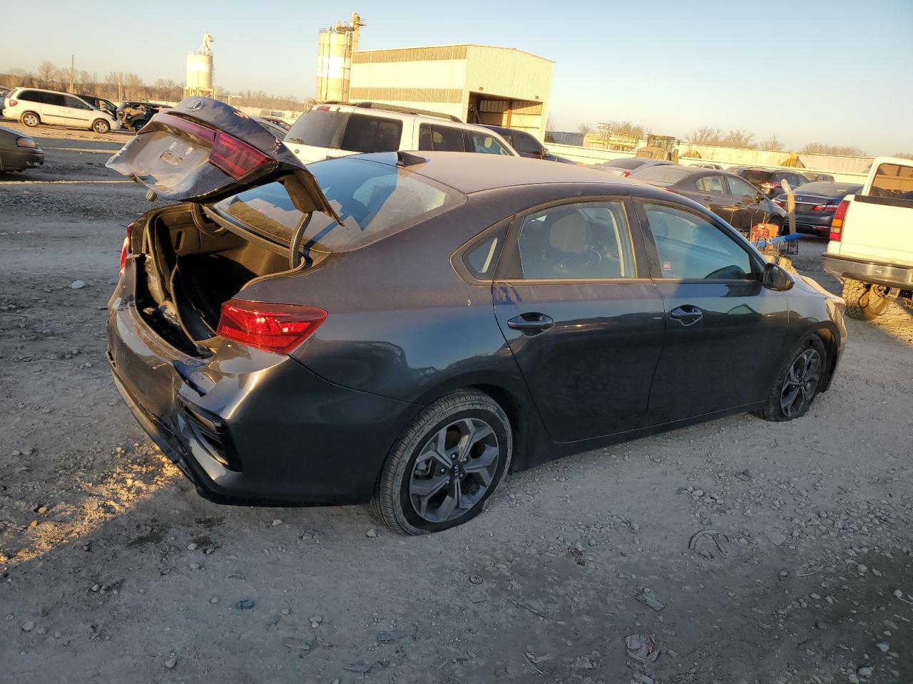 2021 Kia Forte Lxs - Фото 3