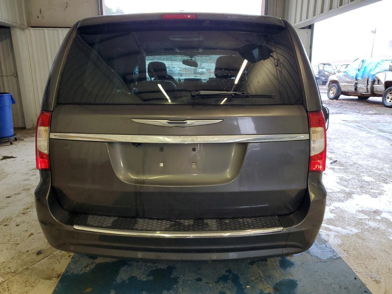 2016 Chrysler Town & Country Touring L - Image 6