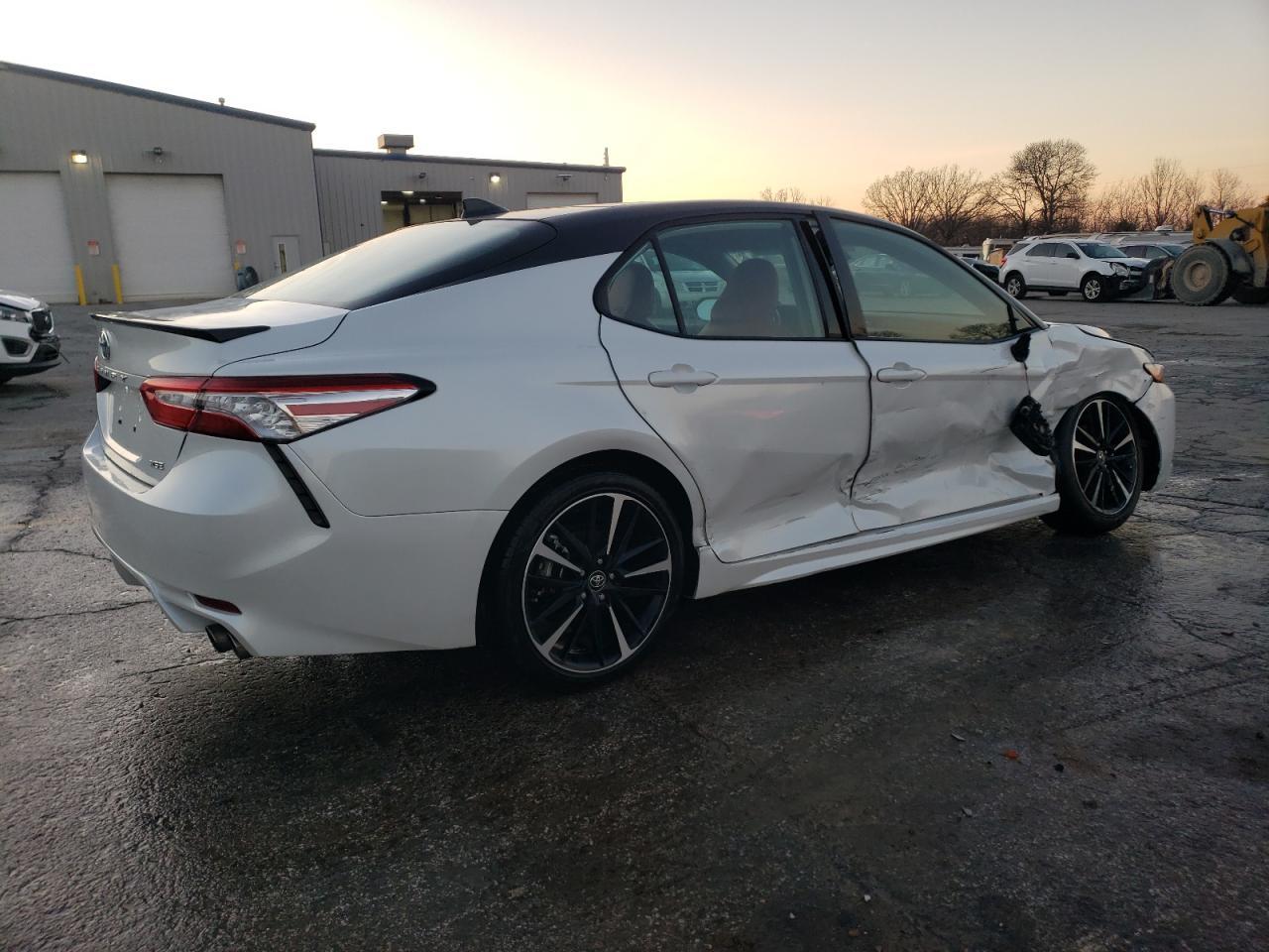 2020 Toyota Camry Xse - Фото 3