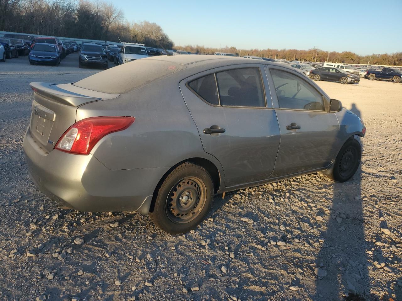 2013 Nissan Versa S - Фото 3