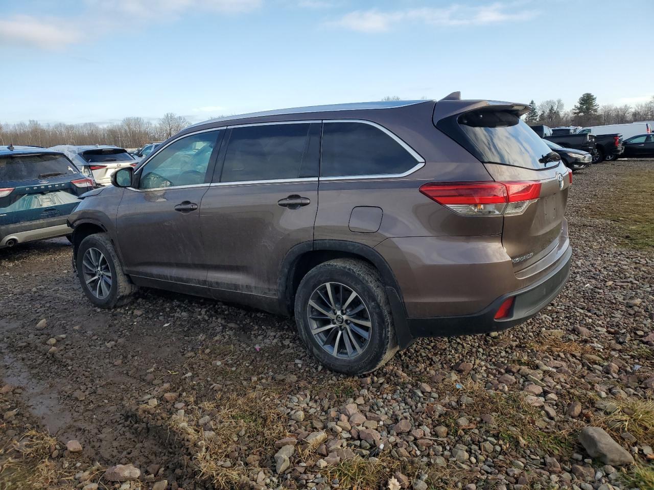 2017 Toyota Highlander Se - Фото 2