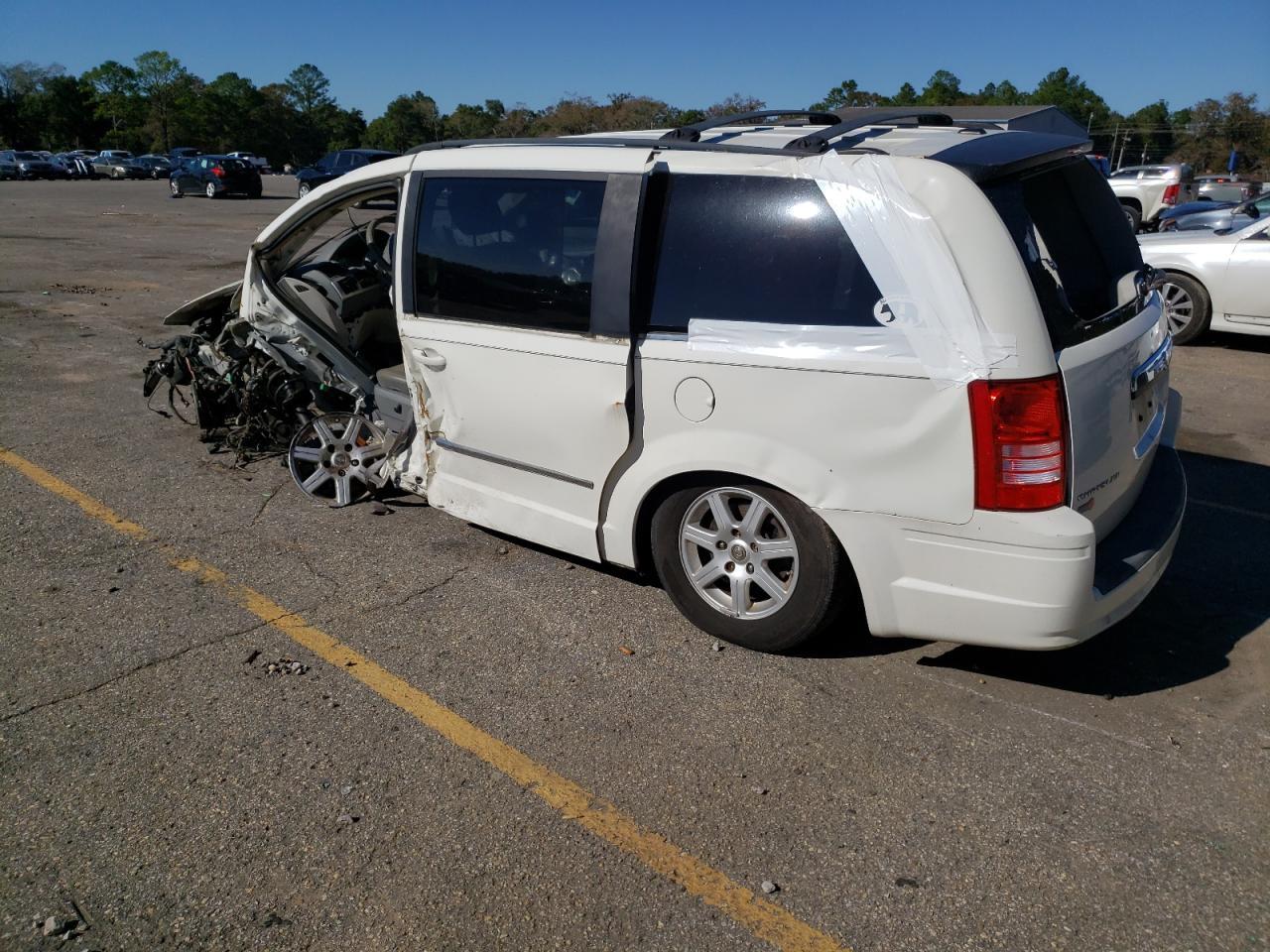 2010 Chrysler Town & Country Touring - Фото 2