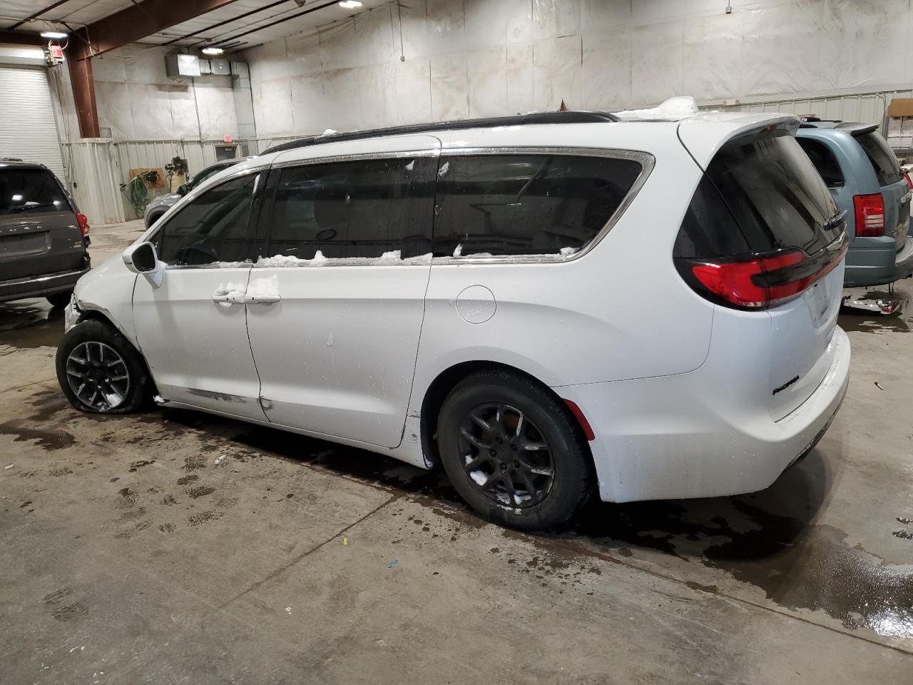 2022 Chrysler Pacifica Touring L - Image 2