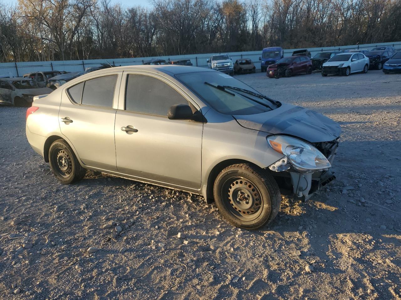 2013 Nissan Versa S - Фото 4