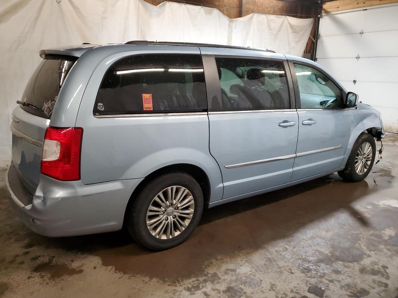 2016 Chrysler Town & Country Touring L - Фото 3