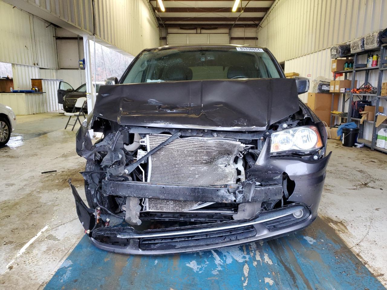 2016 Chrysler Town & Country Touring L - Image 5