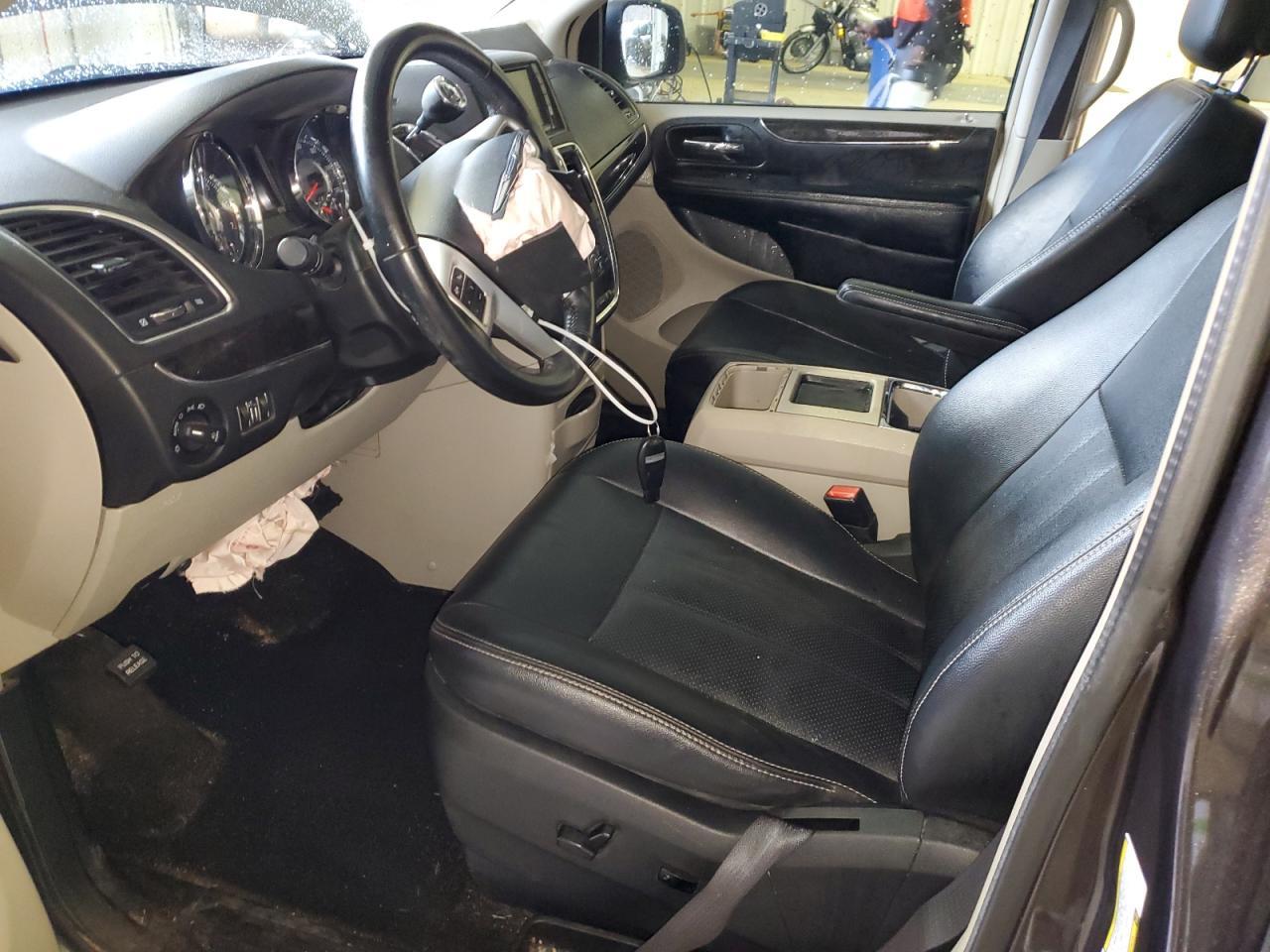 2016 Chrysler Town & Country Touring L - Image 7