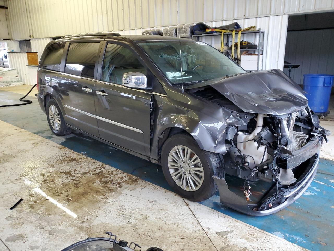 2016 Chrysler Town & Country Touring L - Image 4