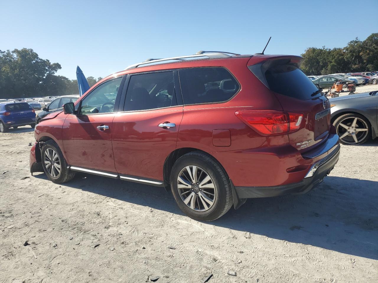 2017 Nissan Pathfinder S - Фото 2