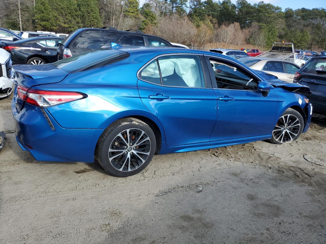 2020 Toyota Camry Se - Фото 3