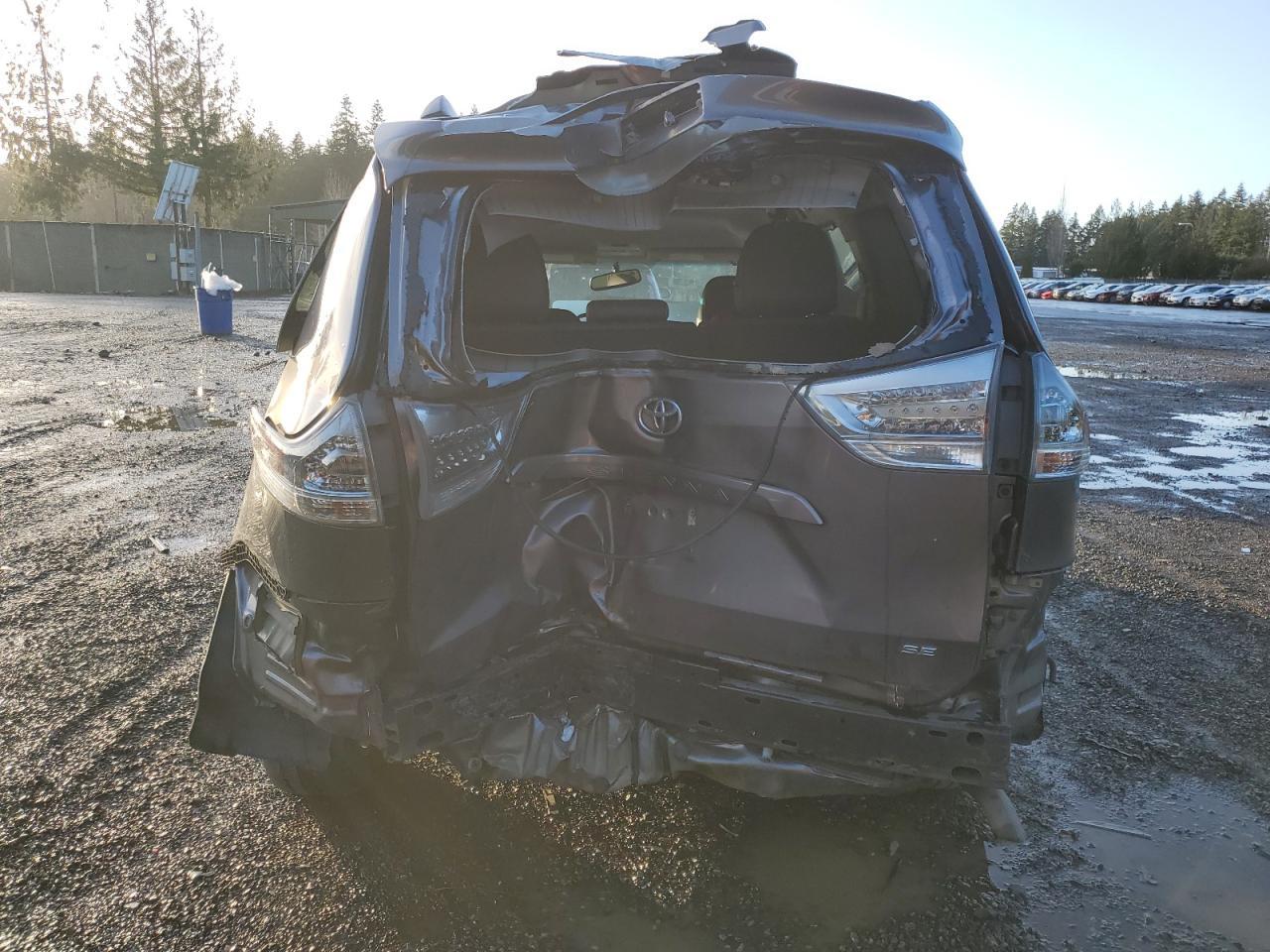 2016 Toyota Sienna Se - Фото 6