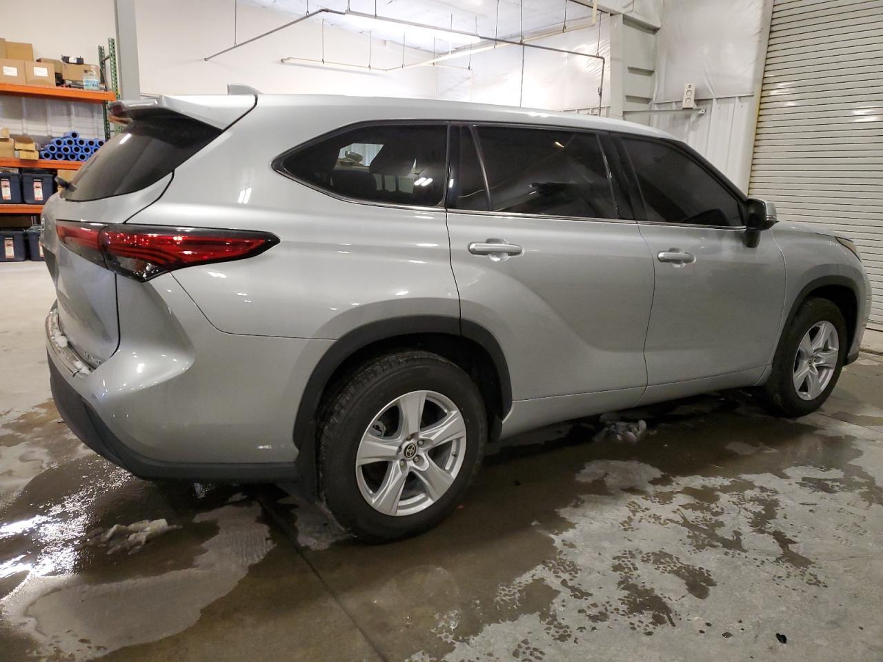 2021 Toyota Highlander L - Image 3