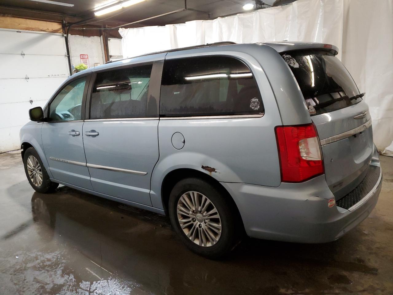 2016 Chrysler Town & Country Touring L - Фото 2