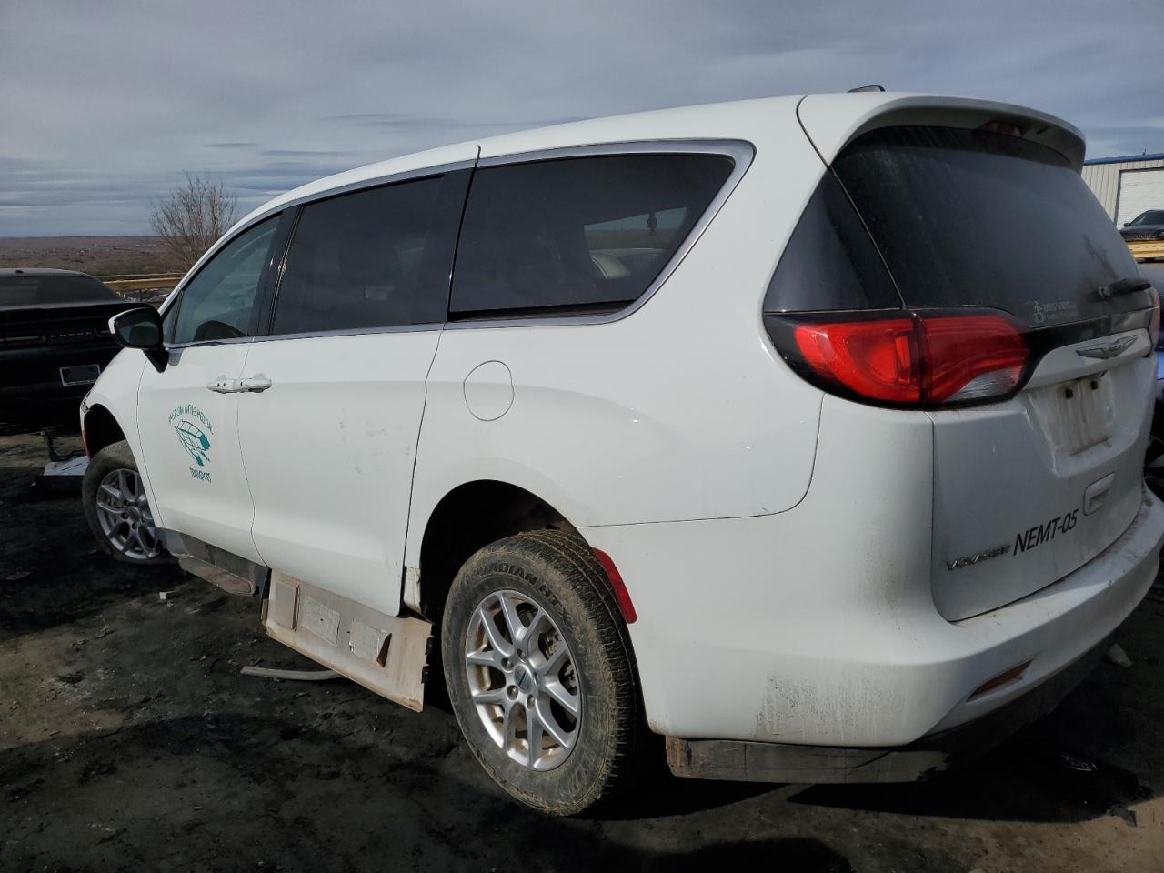 2022 Chrysler Voyager Lx - Фото 2