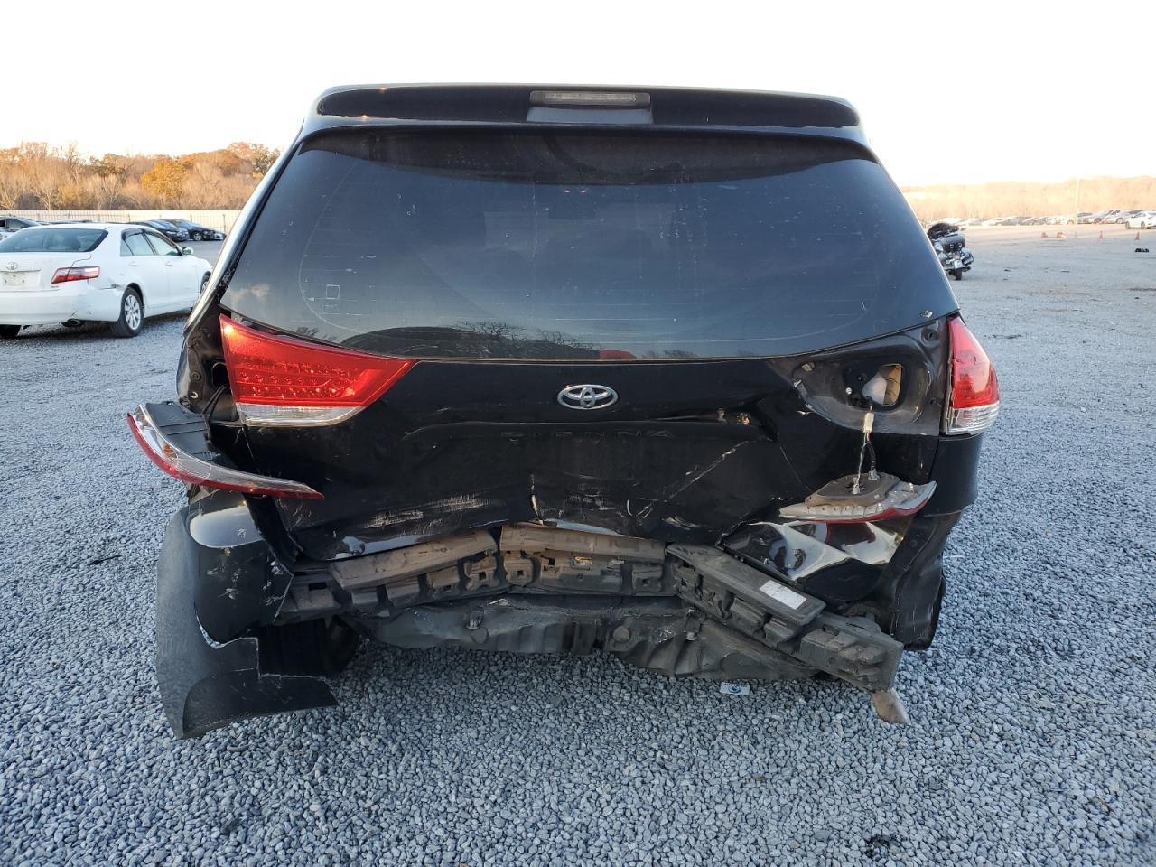 2013 Toyota Sienna - Фото 6