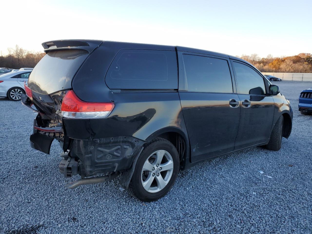 2013 Toyota Sienna - Фото 3