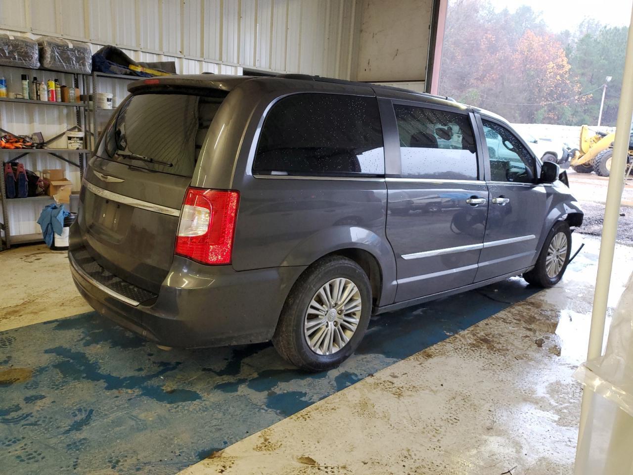 2016 Chrysler Town & Country Touring L - Image 3