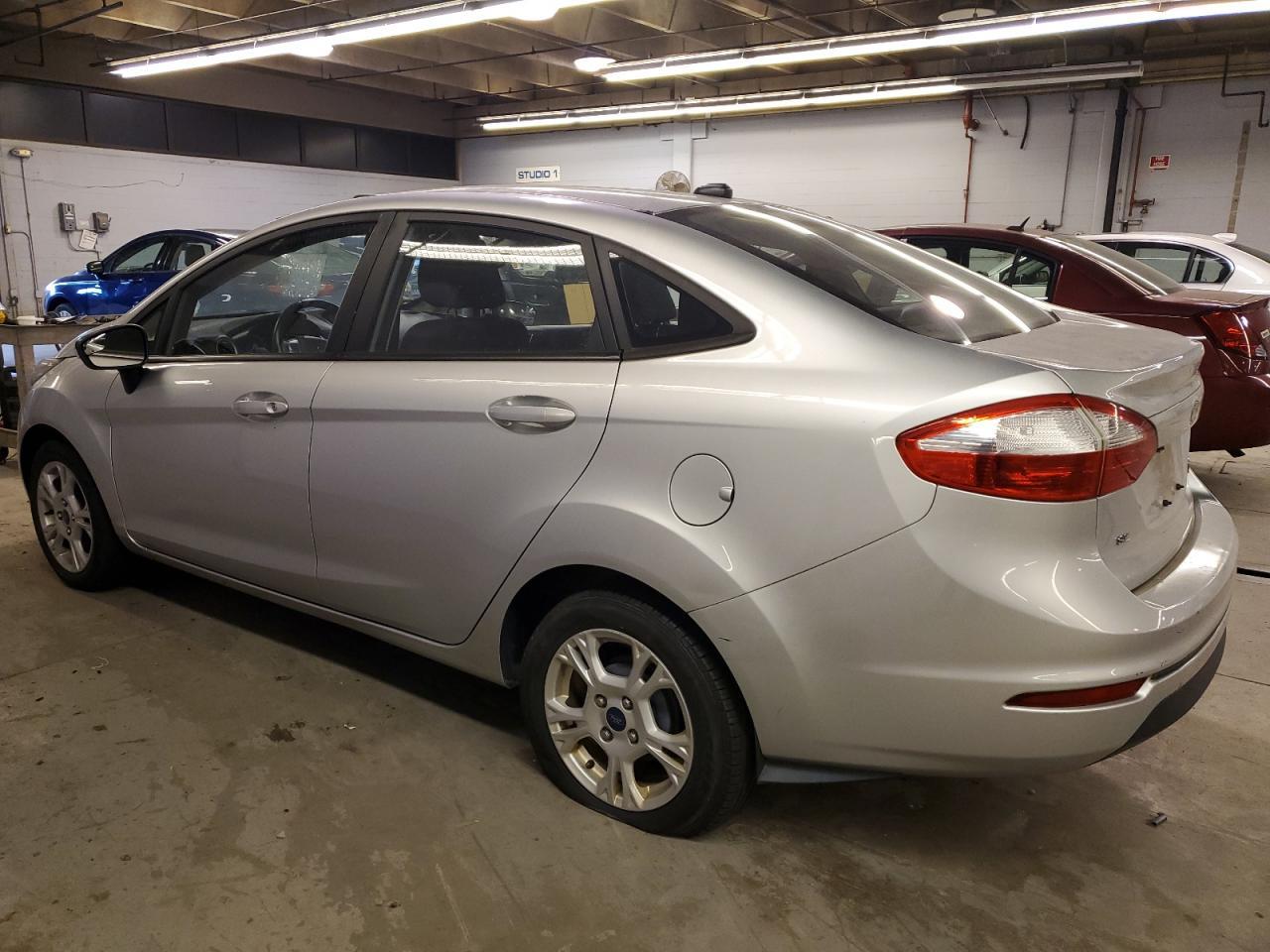 2015 Ford Fiesta Se - Фото 2