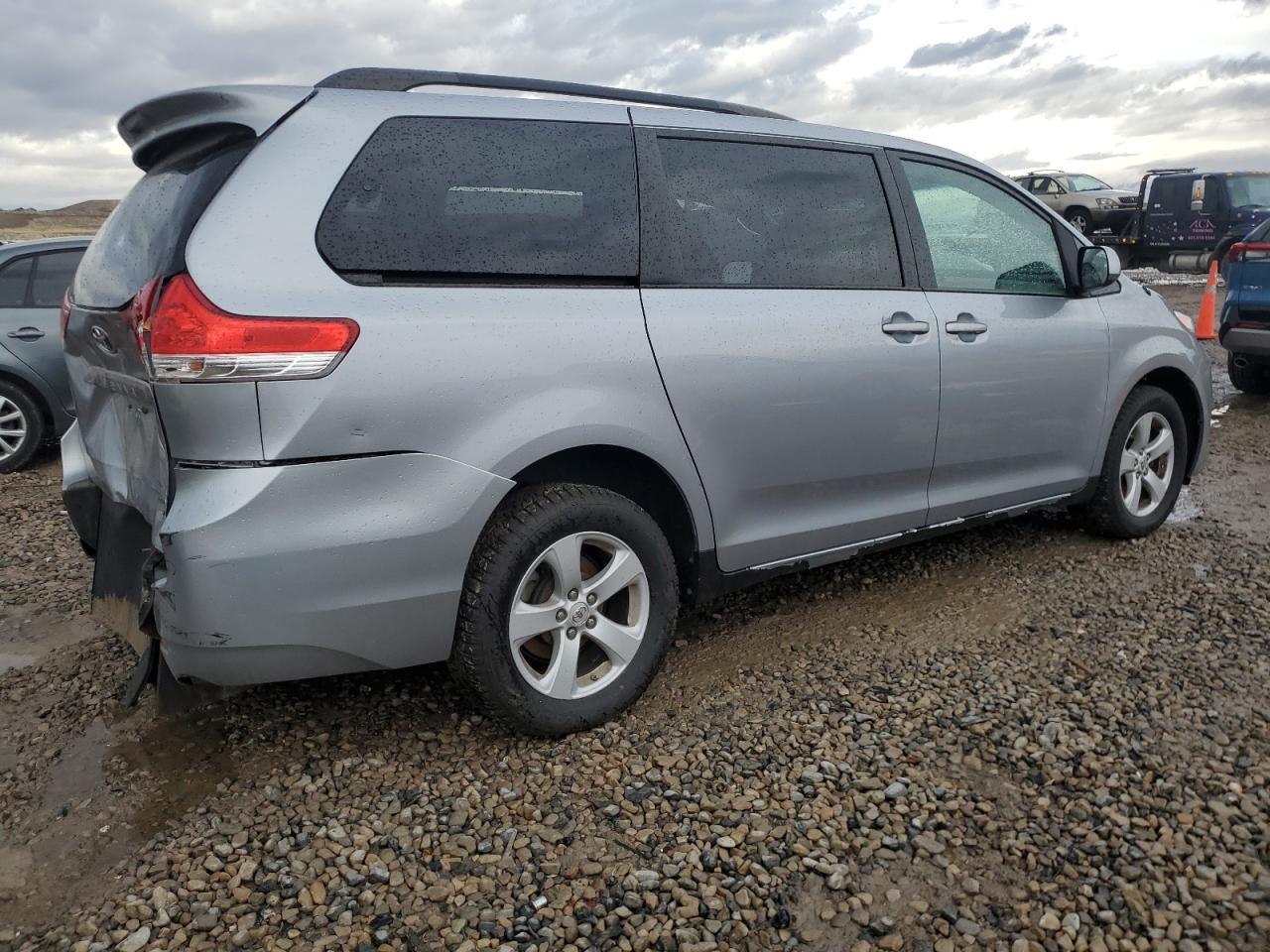 2011 Toyota Seinna - Фото 3