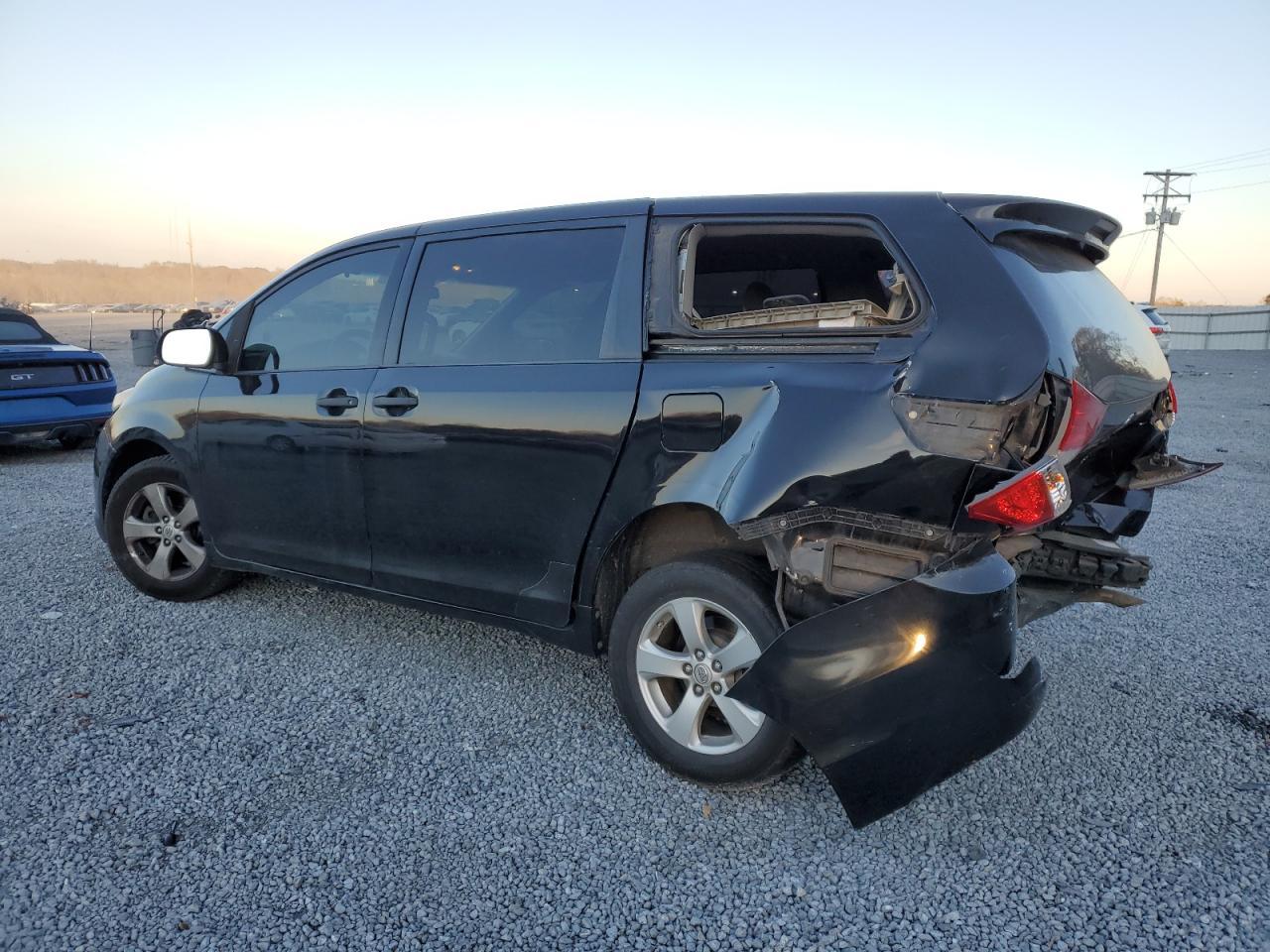 2013 Toyota Sienna - Фото 2