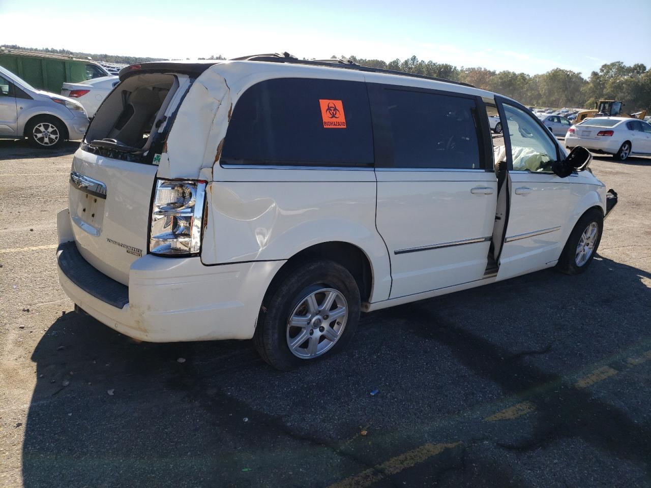 2010 Chrysler Town & Country Touring - Фото 3