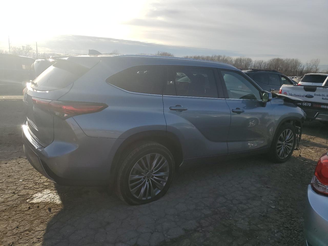 2021 Toyota Highlander Platinum - Фото 3