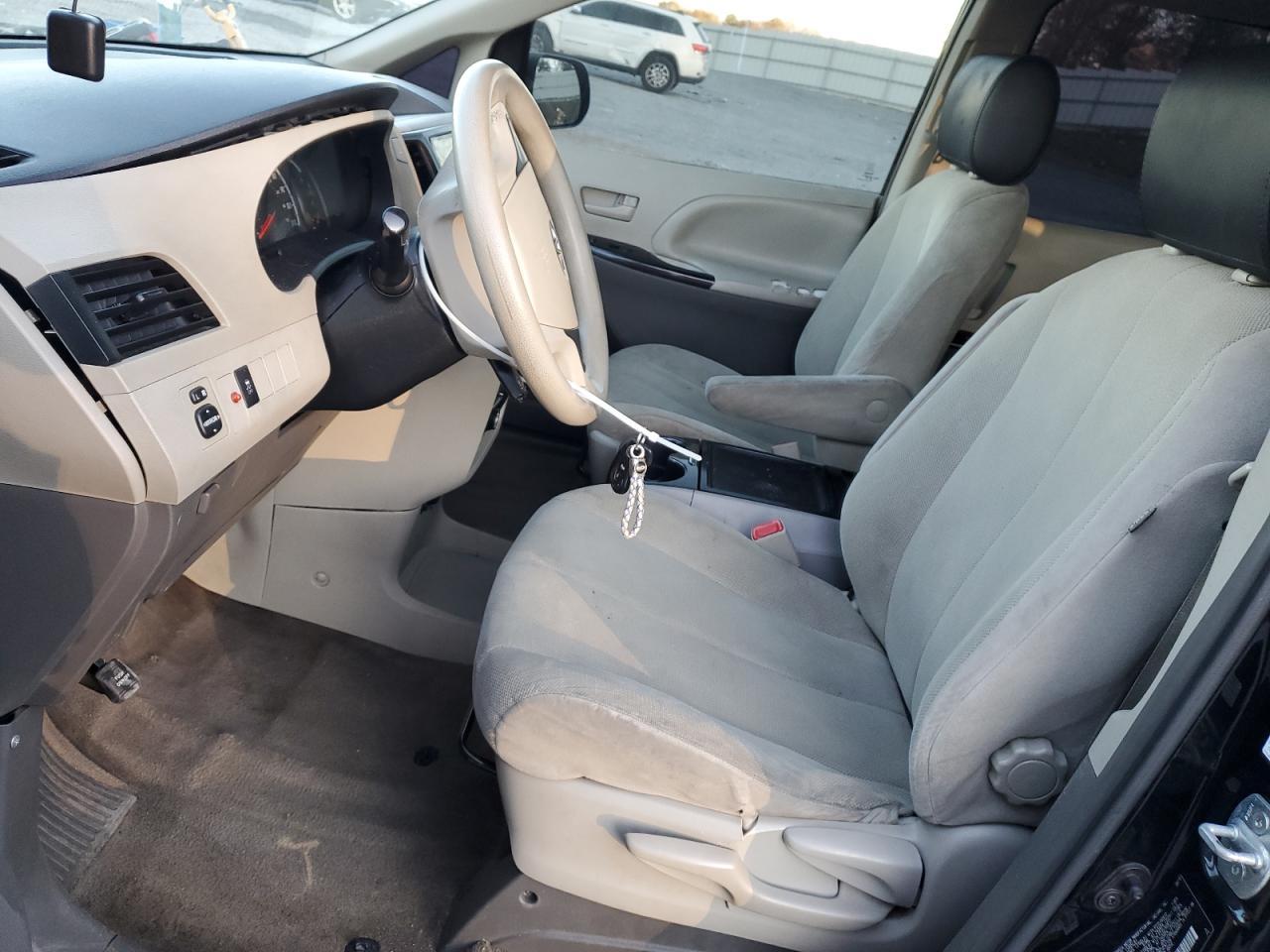 2013 Toyota Sienna - Фото 7