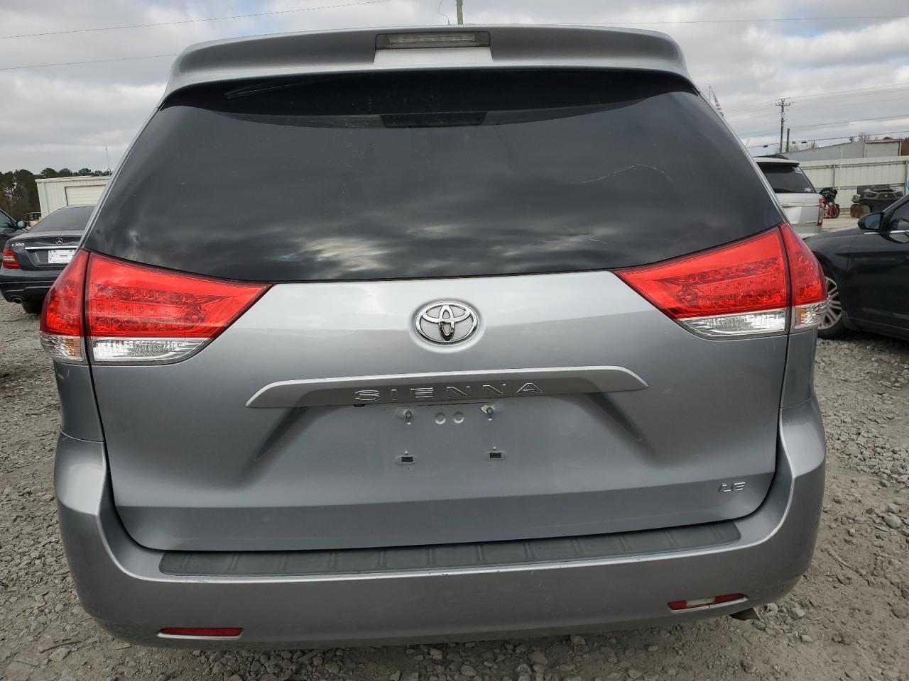 2011 Toyota Sienna Le - Фото 6