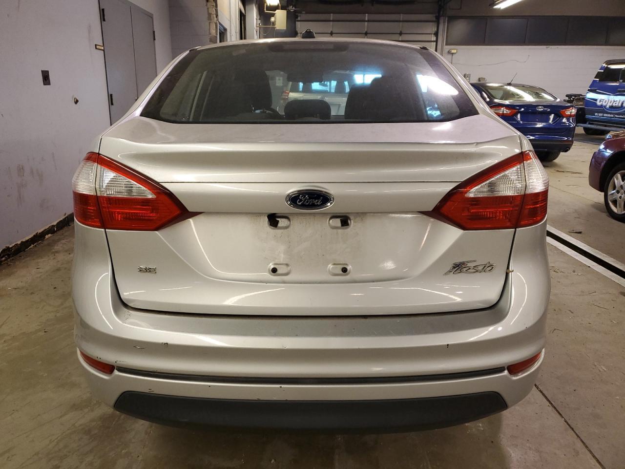 2015 Ford Fiesta Se - Фото 6