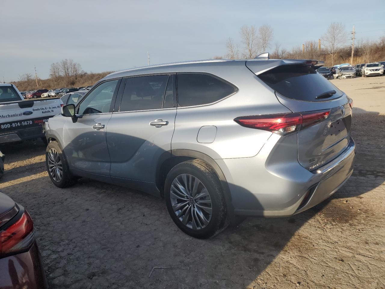 2021 Toyota Highlander Platinum - Фото 2