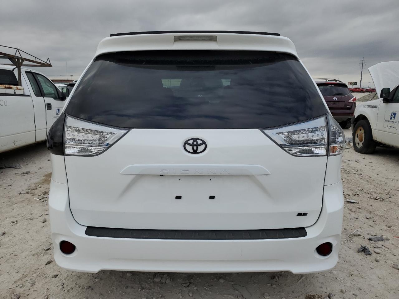2016 Toyota Sienna Se - Фото 6