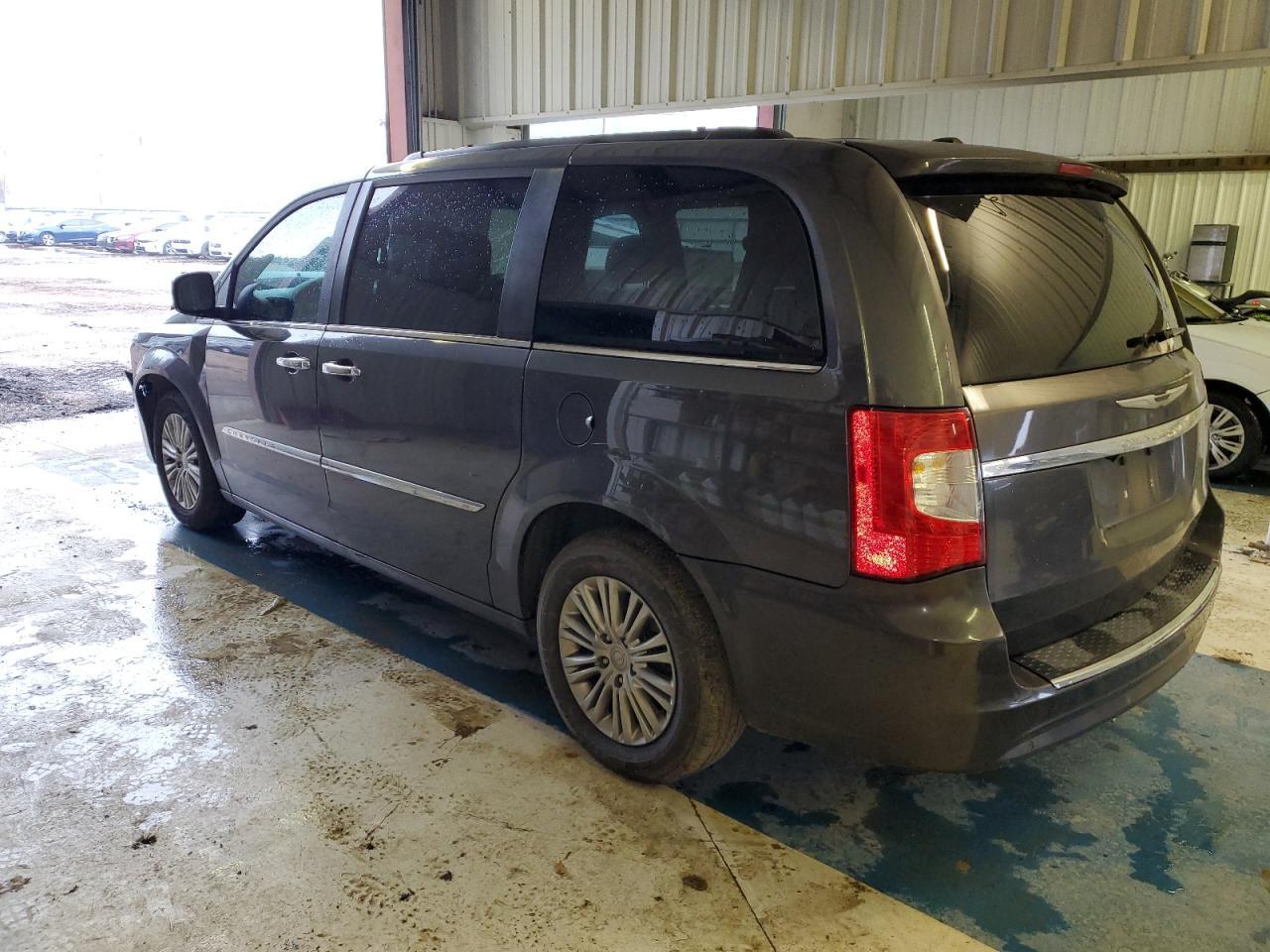 2016 Chrysler Town & Country Touring L - Image 2