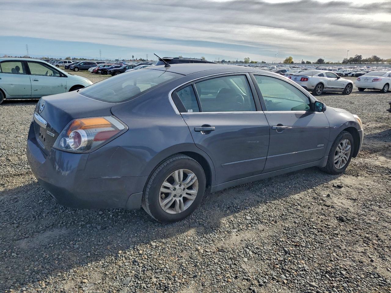 2010 Nissan Altima Hybrid - Image 3