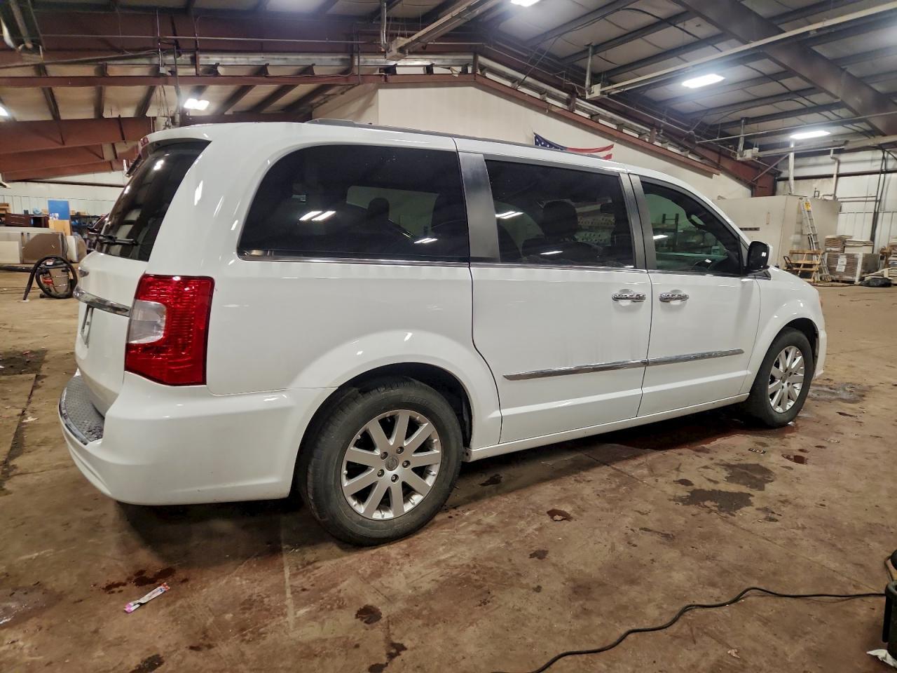 2016 Chrysler Town & Country Touring - Фото 3