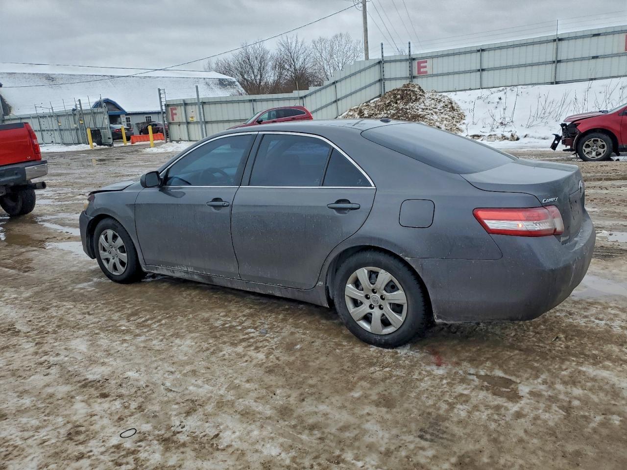 2011 Toyota Camry Base - Фото 2