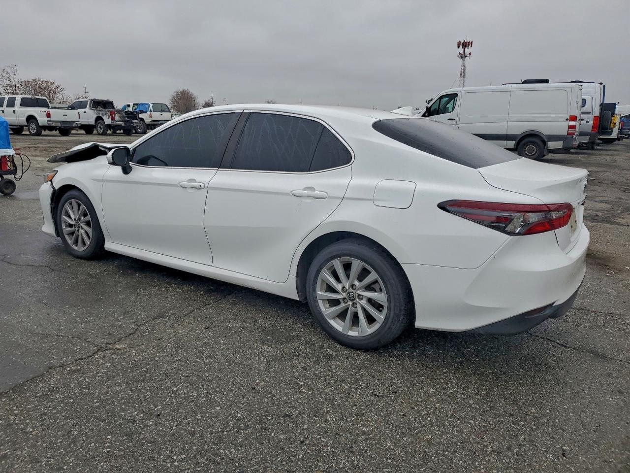 2022 Toyota Camry Le - Фото 2
