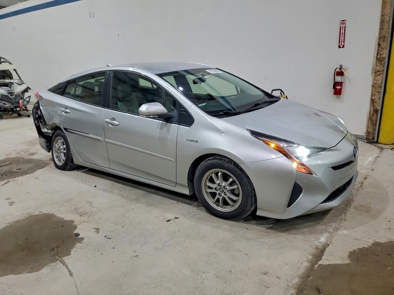 2016 Toyota Prius Two - Фото 4