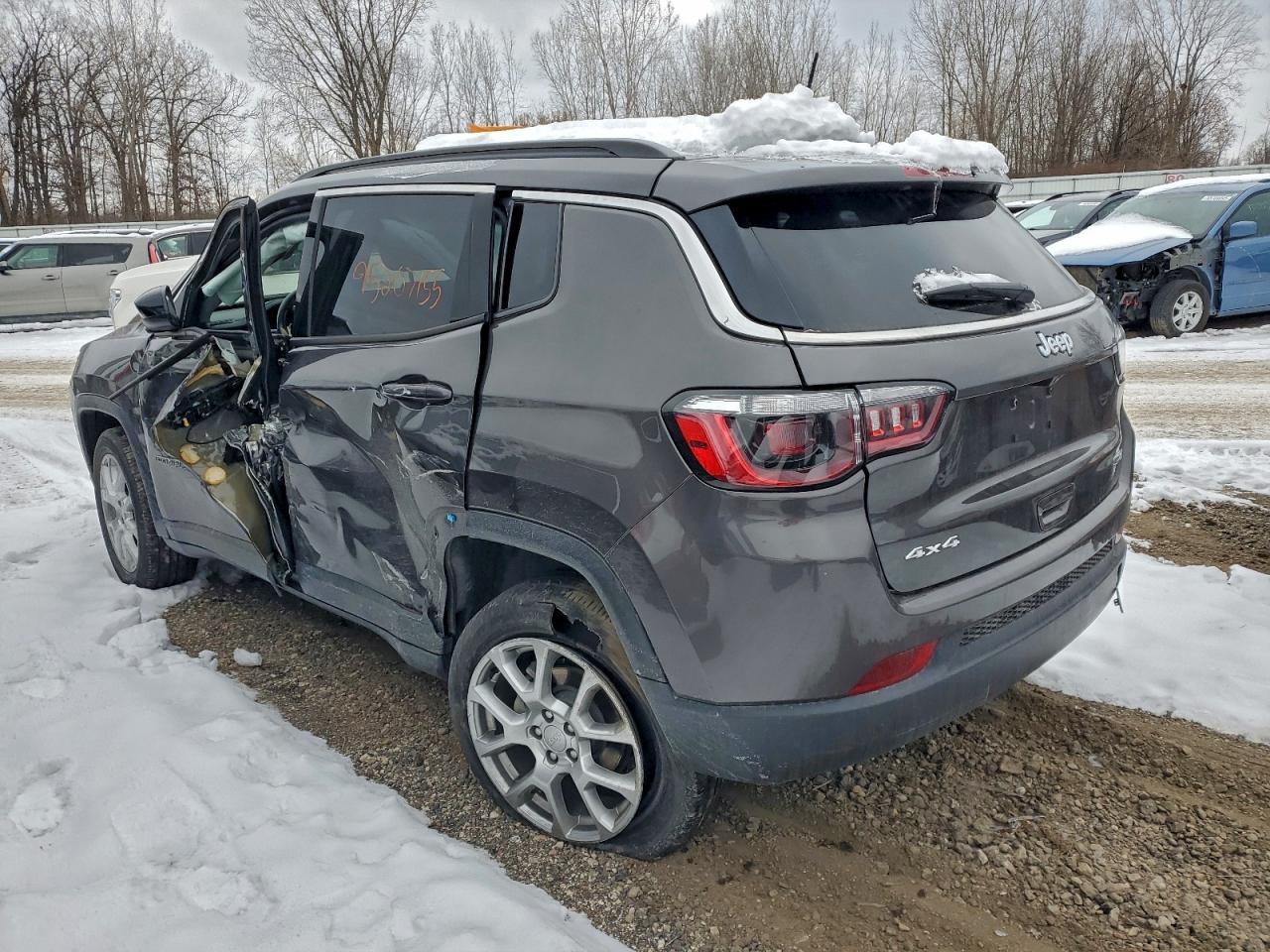 2022 Jeep Compass Latitude Lux - Image 2
