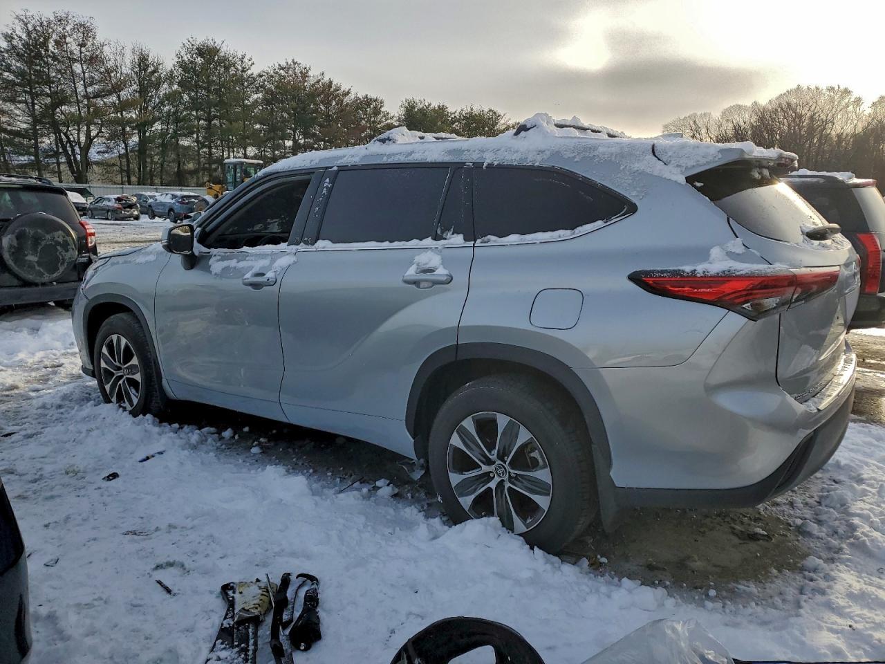 2022 Toyota Highlander Xle - Image 2